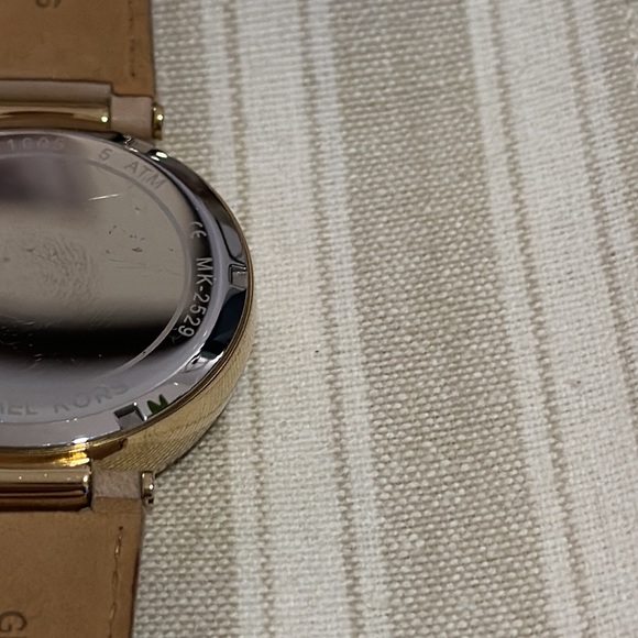 Authentic Michael Kors Women’s Watch, MK-2529 in Rose Gold and Light Tan Leather - Picture 12 of 15